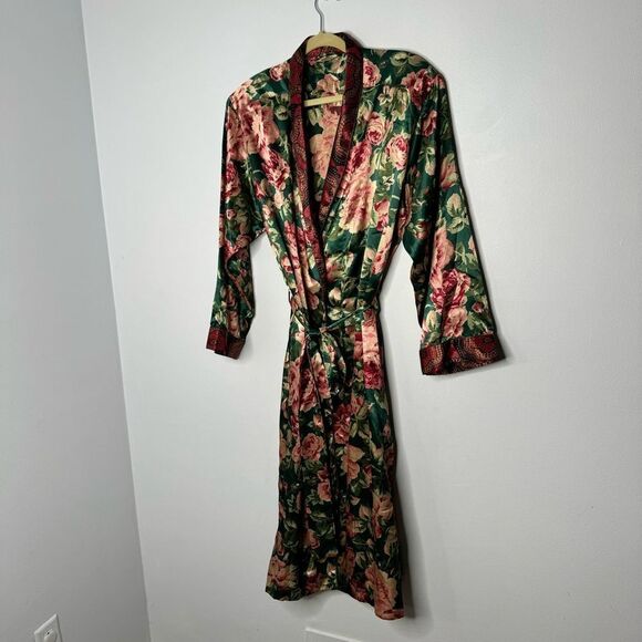 Amelia’s floral wrap robe size large - Picture 2 of 5
